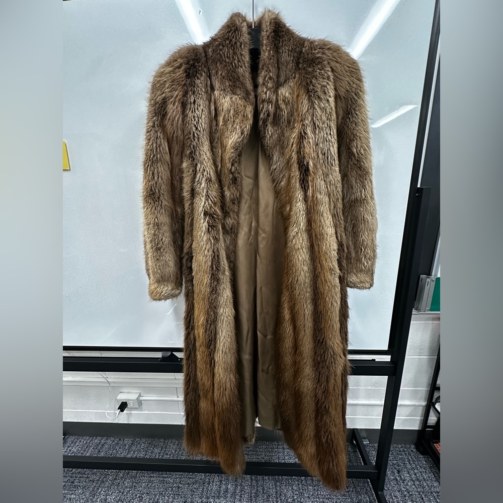Elegant Dion Furs Real Beaver Fur Coat - Picture 10 of 11